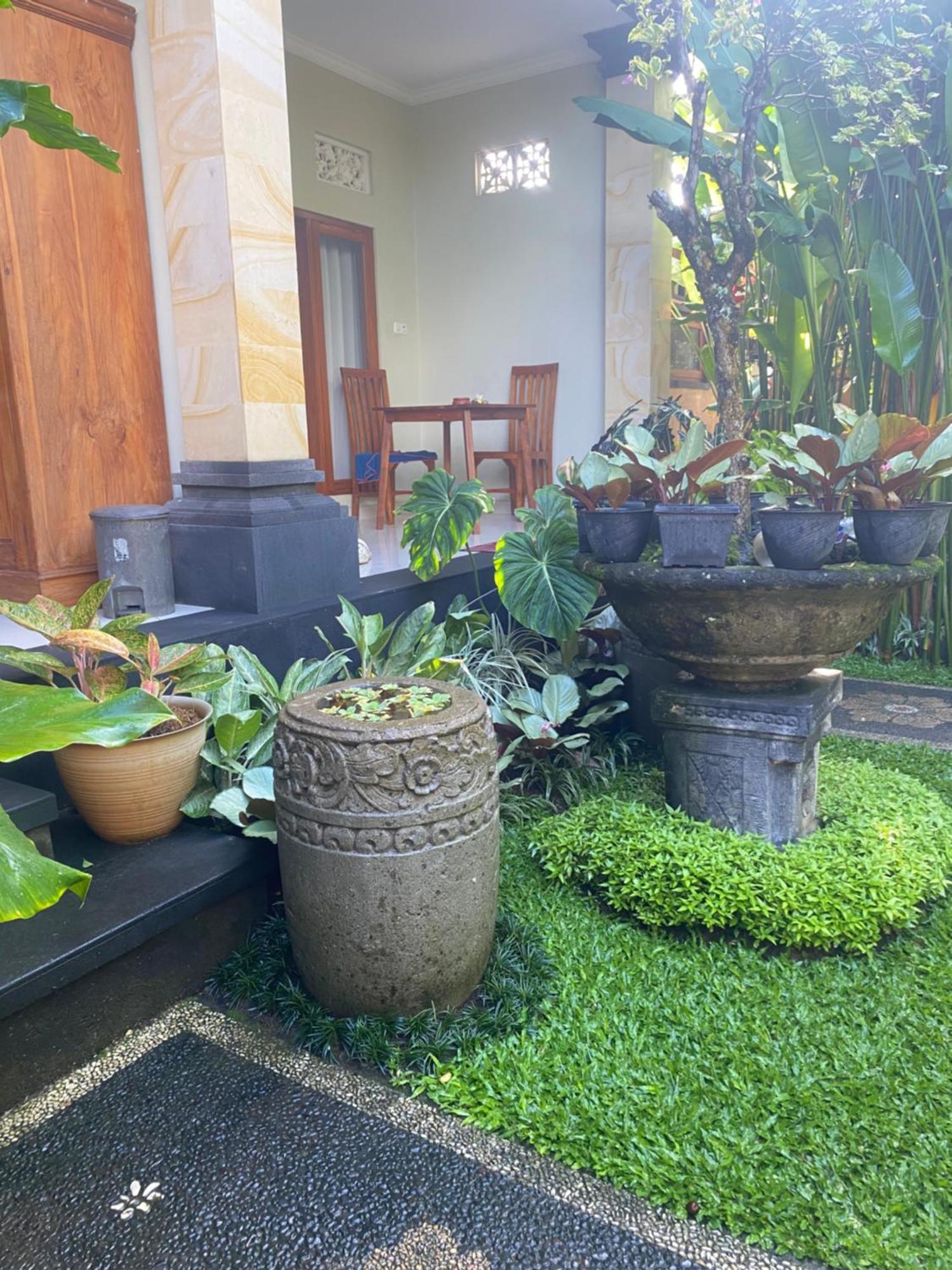 Suryadina Guest House Ubud Buitenkant foto